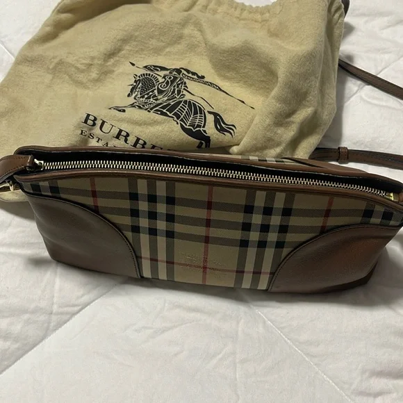 BURBERRY CROSSBODY AUTHENTIC LARGE CLUTCH SIGNATURE PATERN REMOVABLE STRAP EUC. - Picture 6 of 17